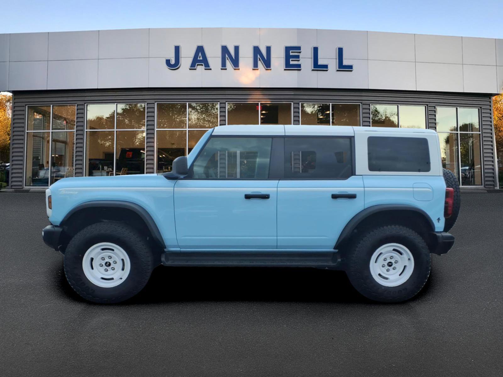 Used 2025 Ford Bronco Heritage Edition AWD/4WD image 8