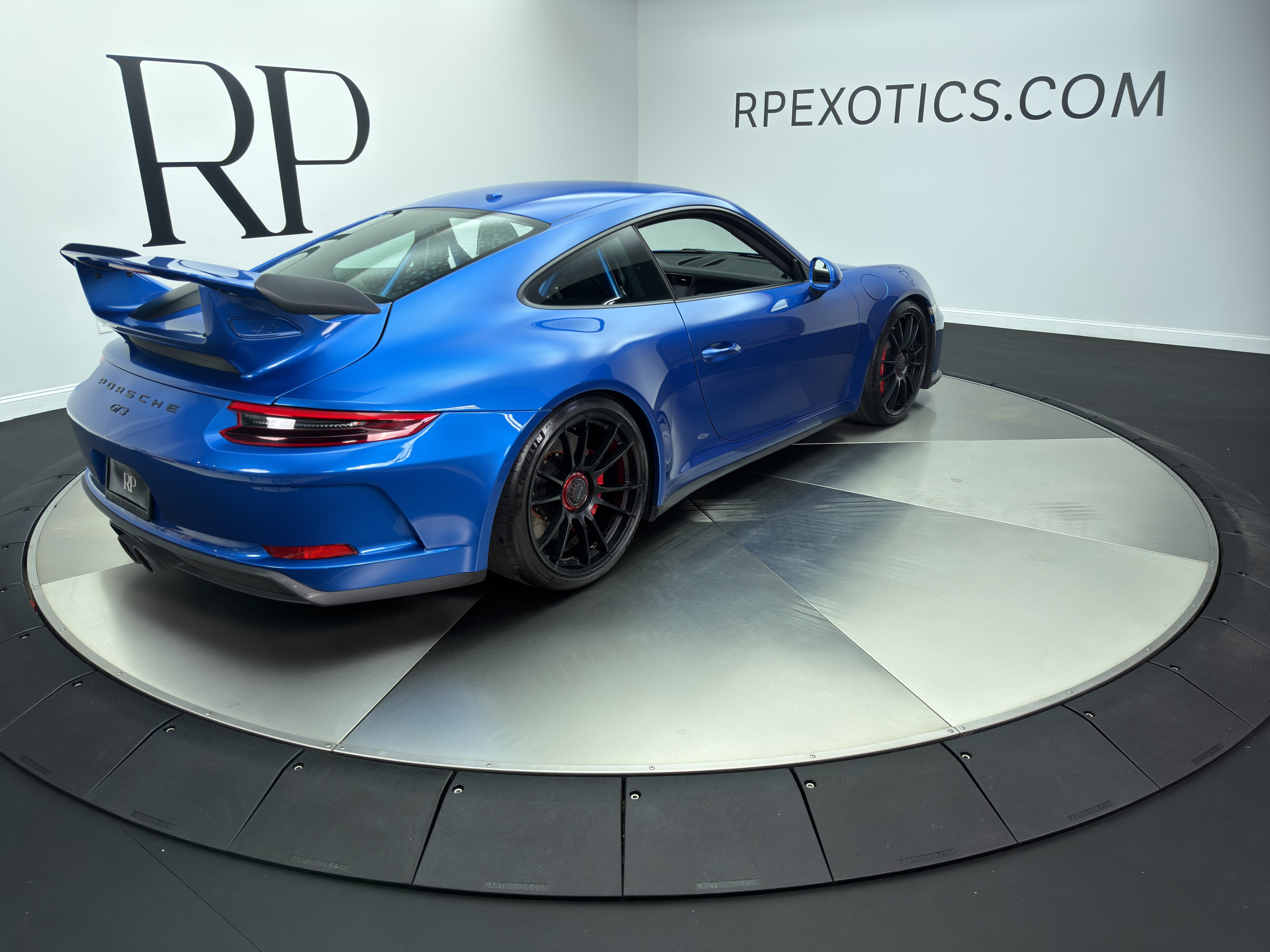Used 2018 Porsche 911 GT3 w/ Light Design Package RWD image 6
