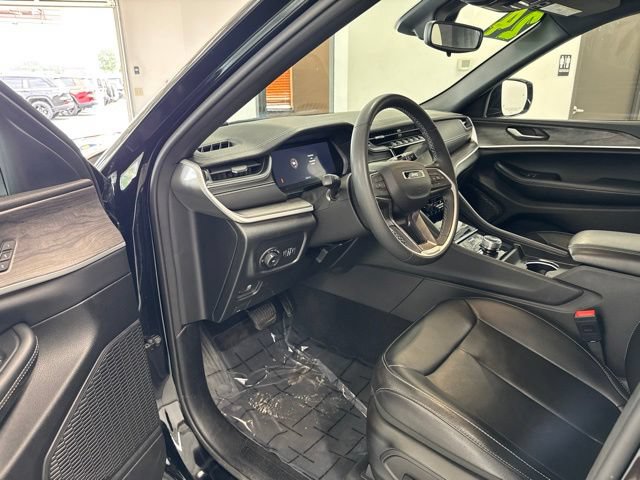 Used 2024 Jeep Grand Cherokee Limited w/ Black Appearance Package AWD/4WD image 17