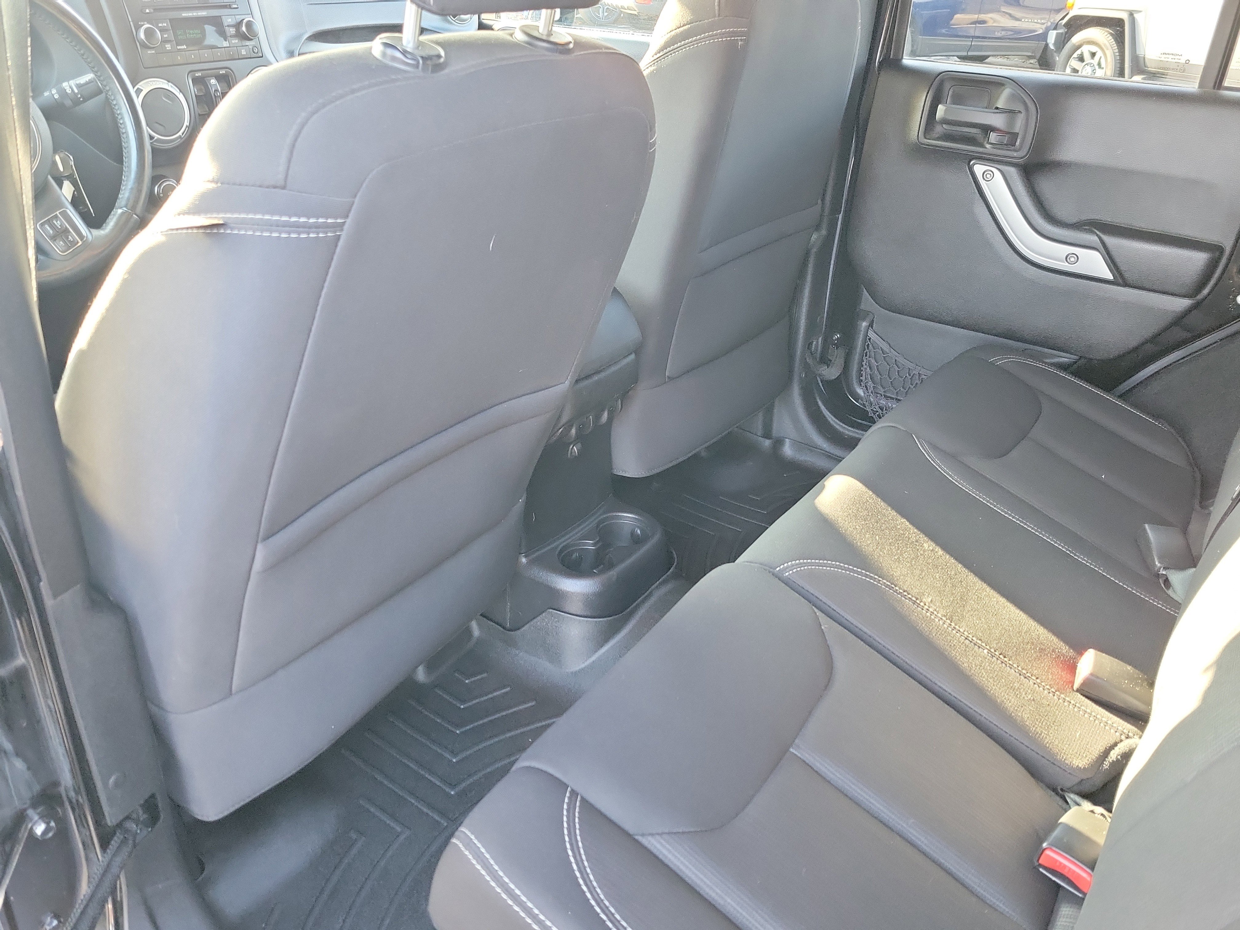 Used 2015 Jeep Wrangler Unlimited Sahara w/ Connectivity Group image 10