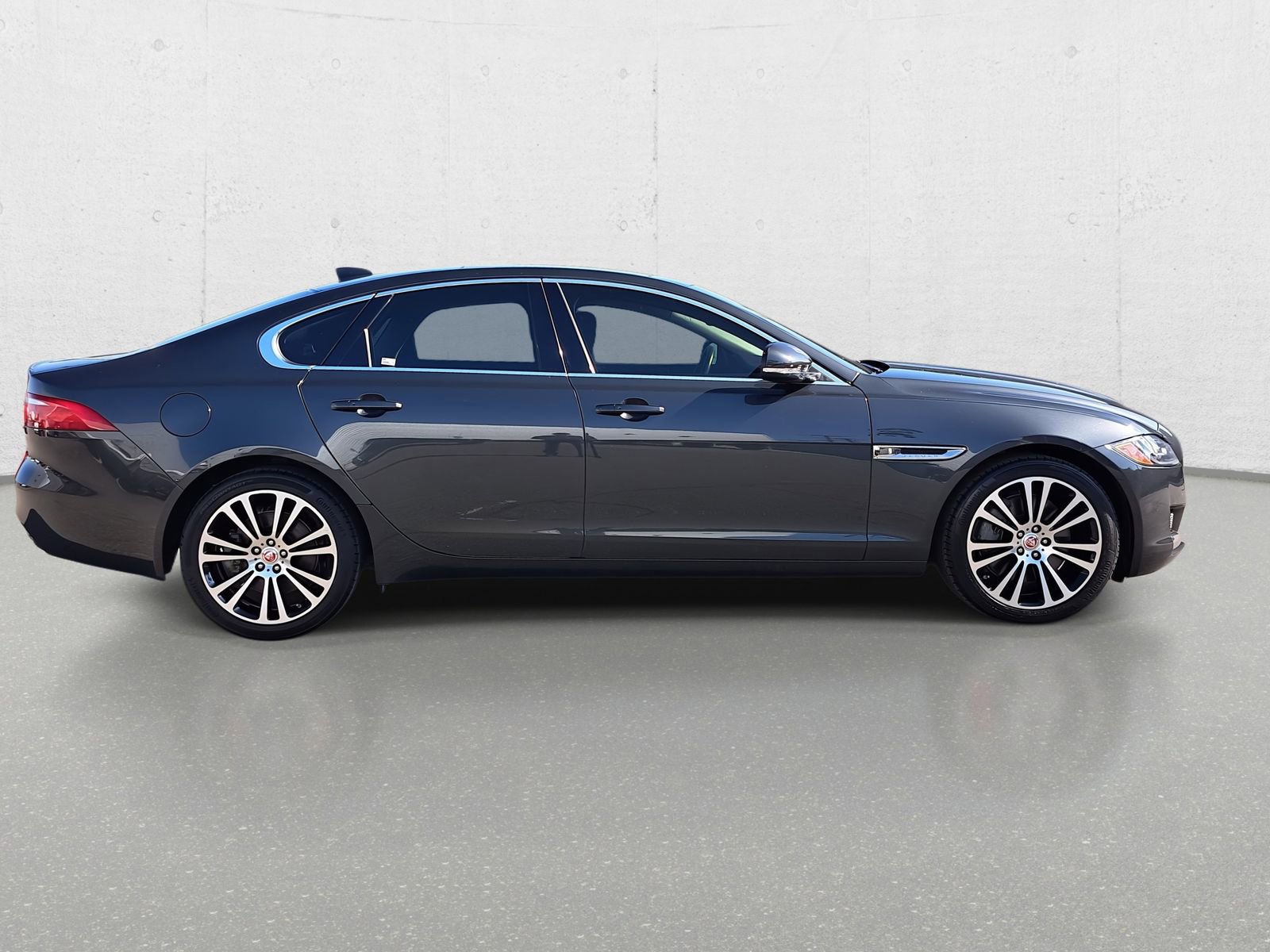 Used 2019 Jaguar XF Prestige image 4