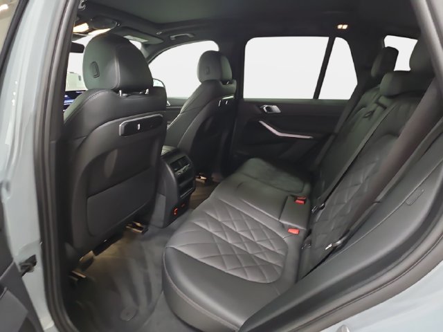 Used 2024 BMW X5 xDrive40i w/ M Sport Package AWD/4WD image 12