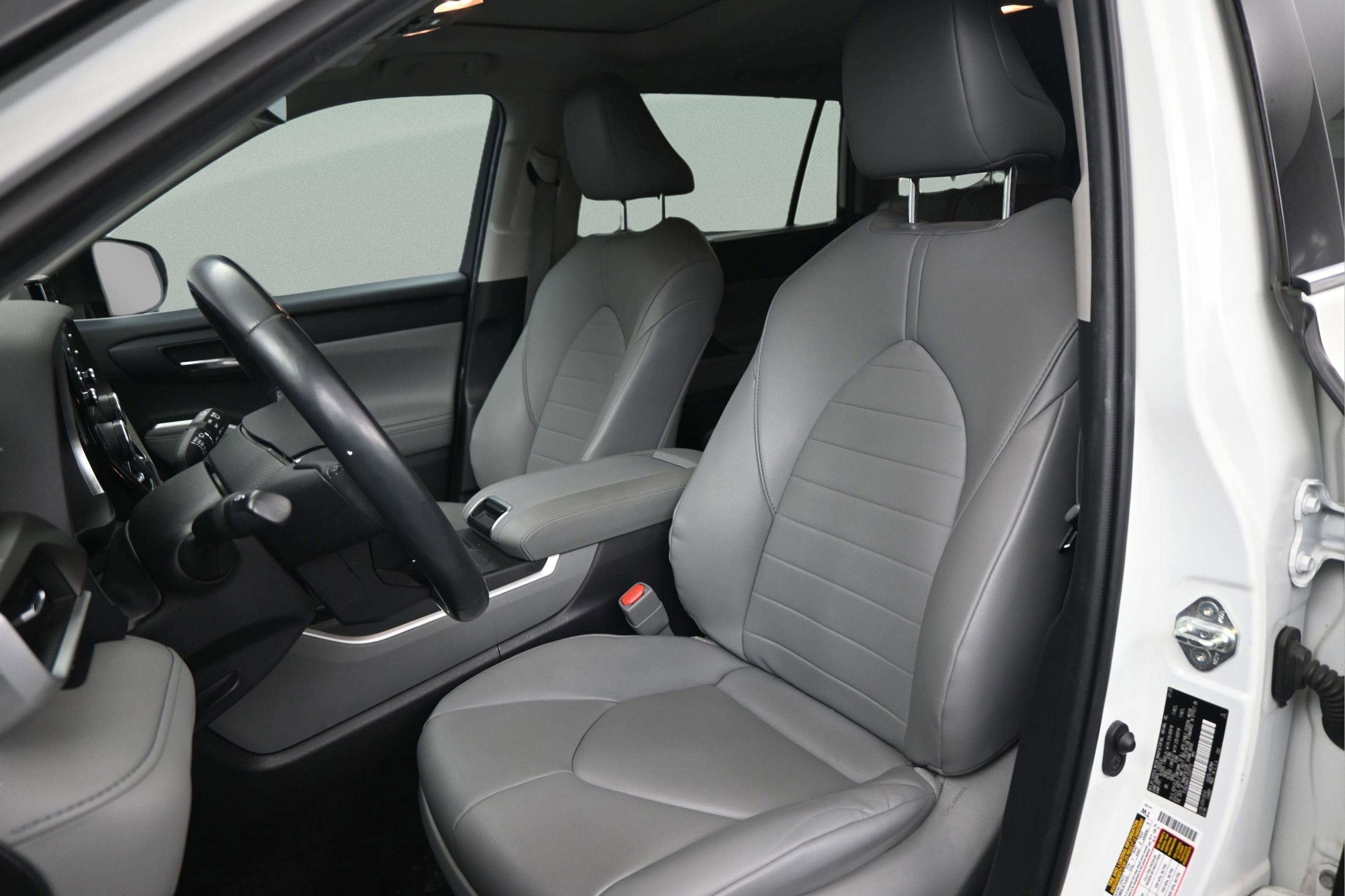 Used 2020 Toyota Highlander XLE AWD/4WD image 33