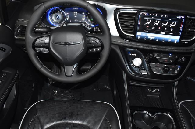 Certified 2025 Chrysler Pacifica Limited image 15