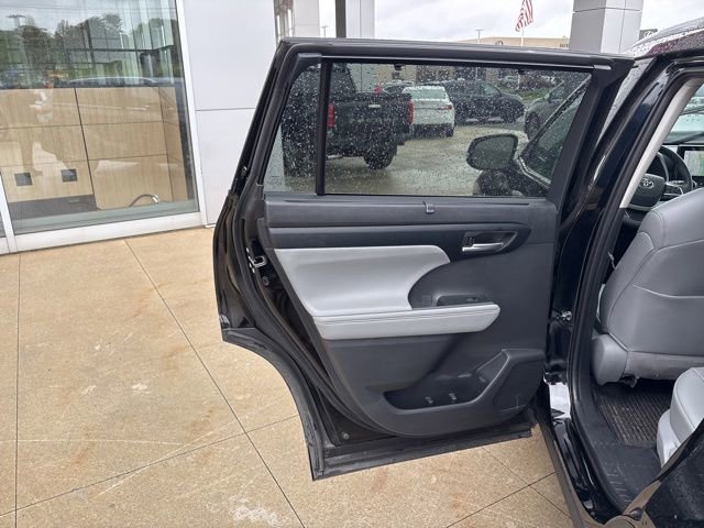 Used 2025 Toyota Highlander XLE AWD/4WD image 32