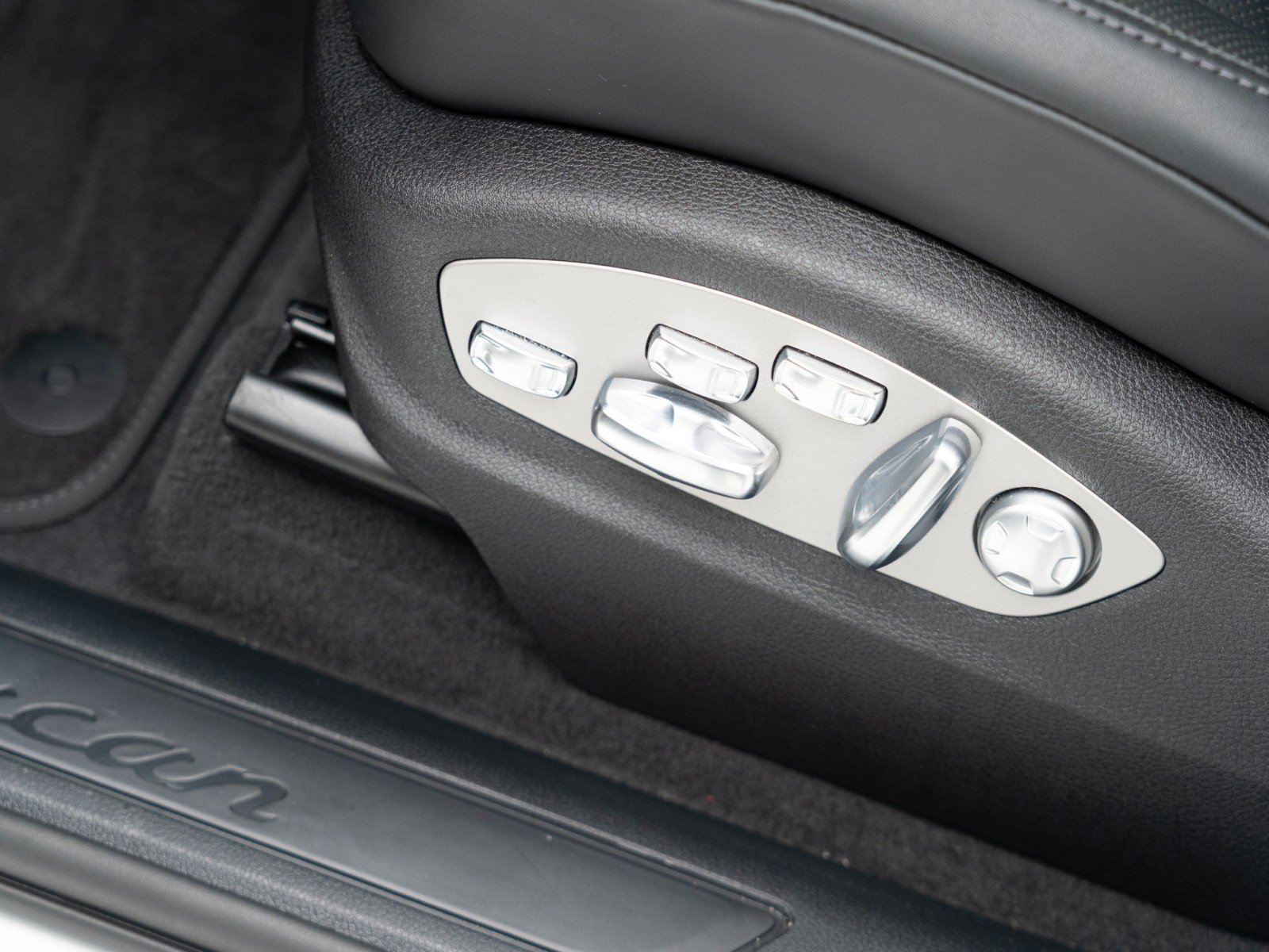 Certified 2025 Porsche Macan image 15