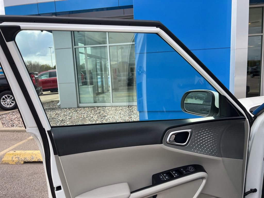 Used 2025 Kia Soul LX FWD image 13