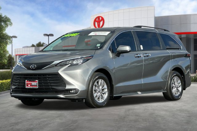 Certified 2026 Toyota Sienna XLE FWD image 10