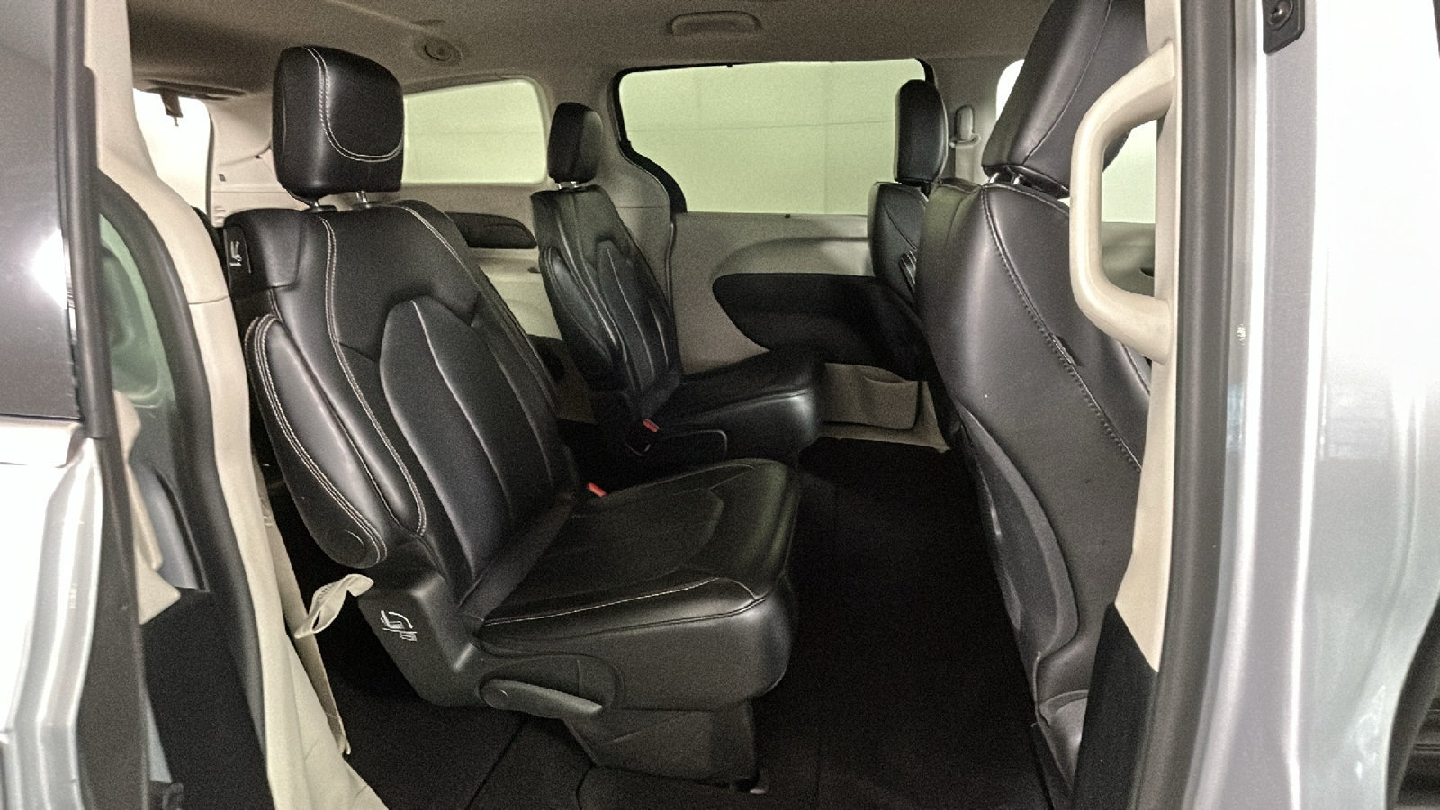 Used 2024 Chrysler Pacifica Touring-L FWD image 34