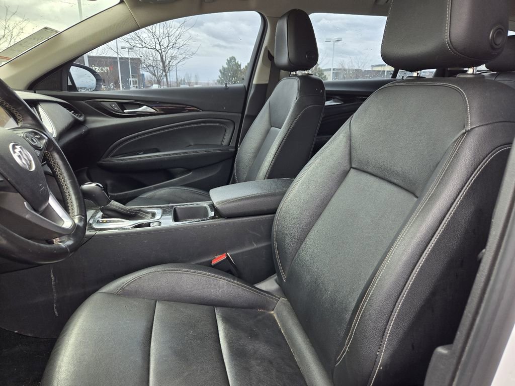 Used 2018 Buick Regal Essence w/ Driver Confidence Package #1 image 2