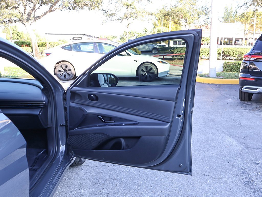 Used 2025 Hyundai Elantra Sport w/ Cargo Package image 18