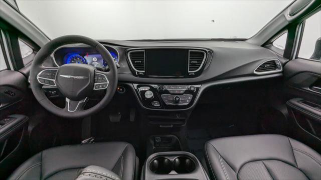 Used 2026 Chrysler Pacifica Select image 26