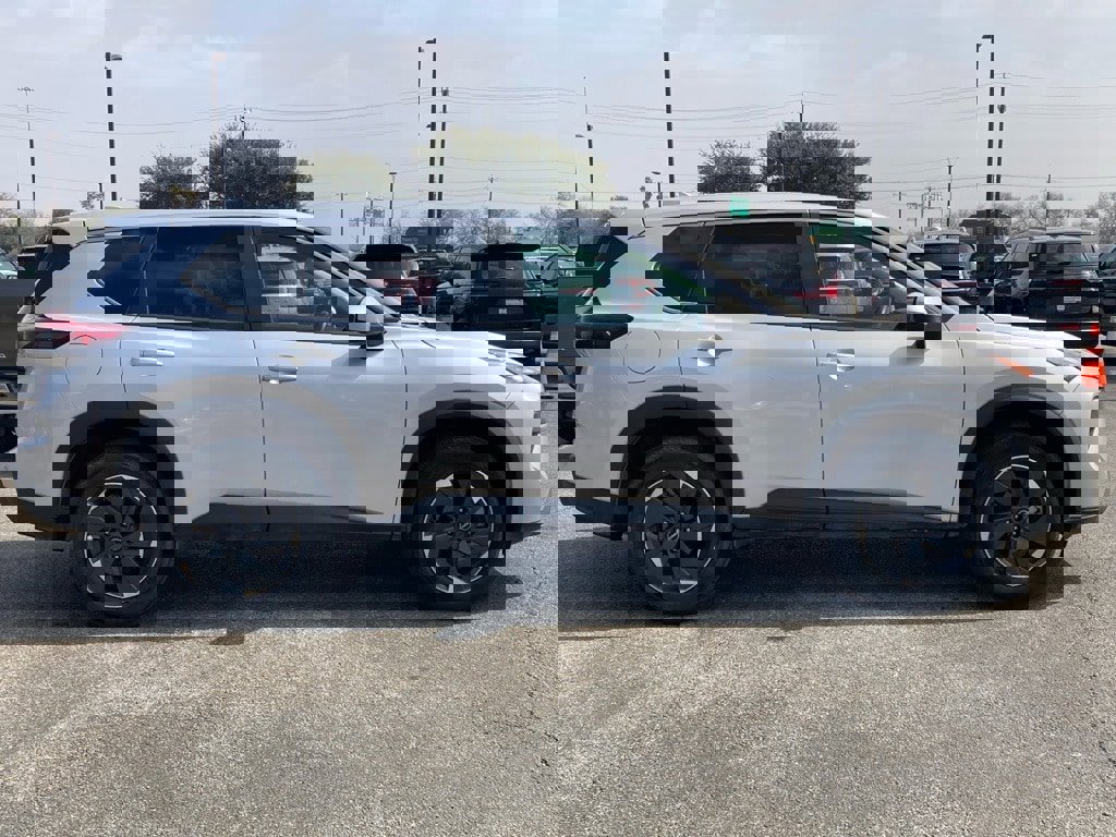 Used 2024 Nissan Rogue SV image 3