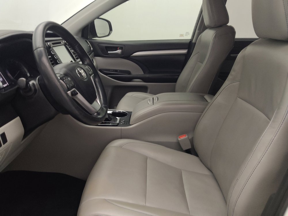 Used 2019 Toyota Highlander XLE FWD image 17