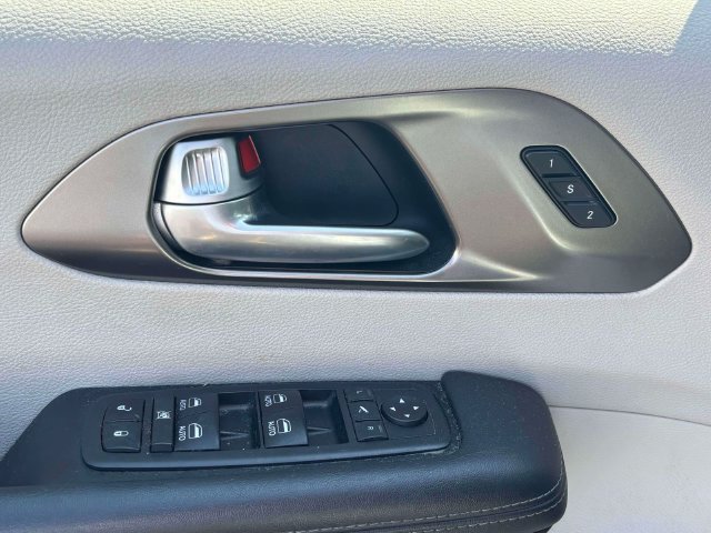 Used 2018 Chrysler Pacifica Limited w/ Advanced Safetytec Group FWD image 11
