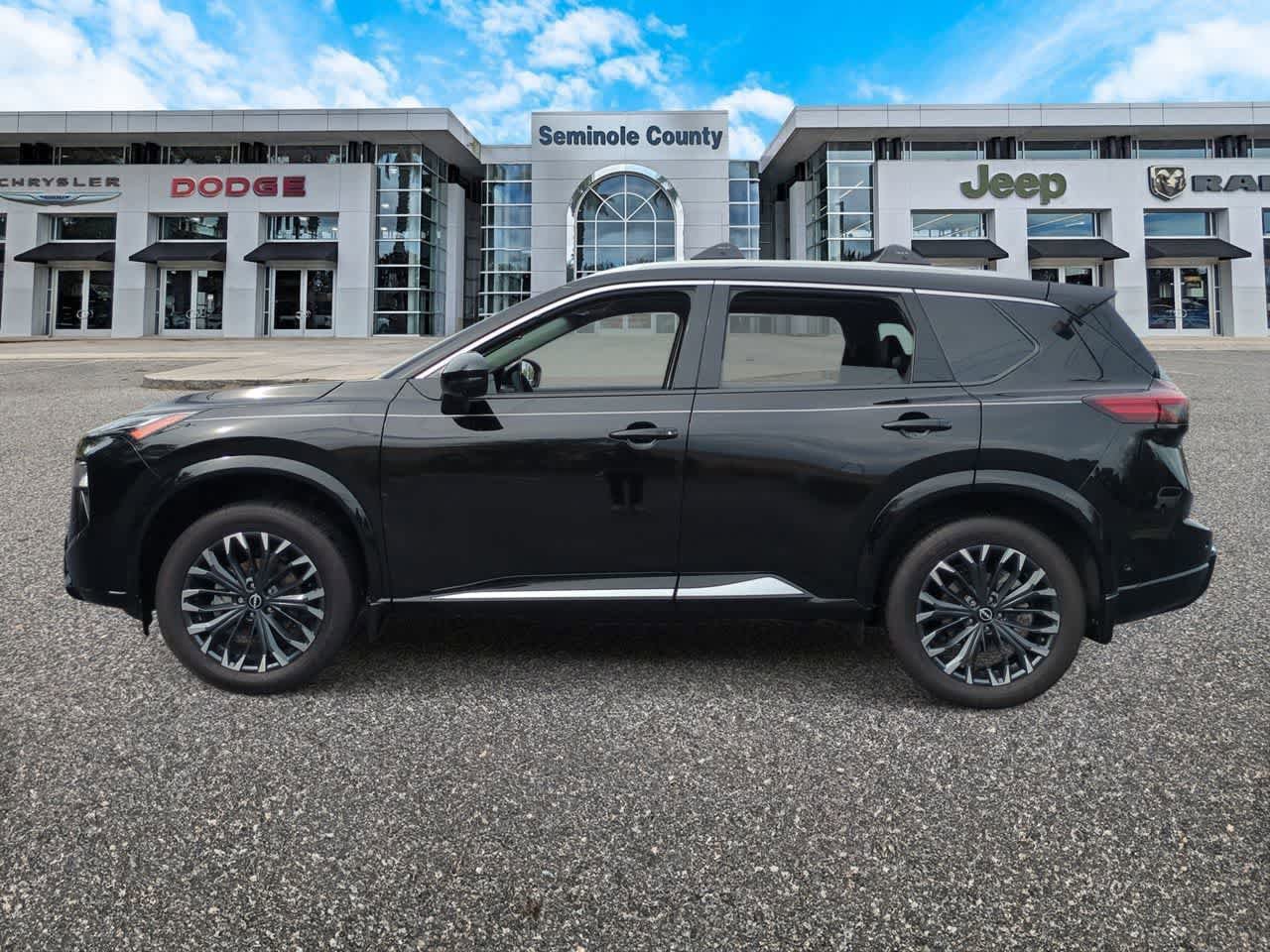 Used 2025 Nissan Rogue Platinum FWD image 5