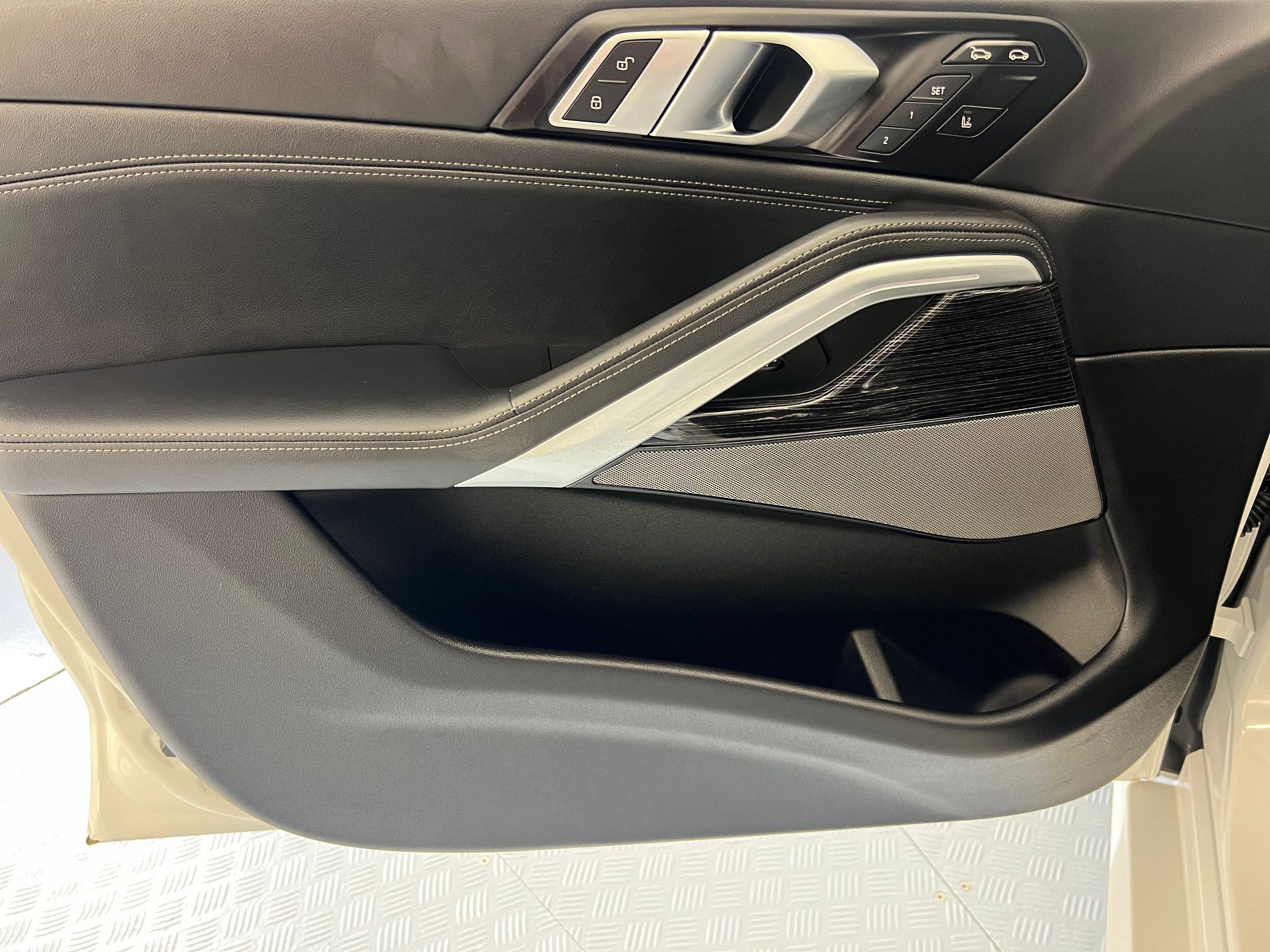 New 2026 BMW X6 M60i w/ Executive Package image 12