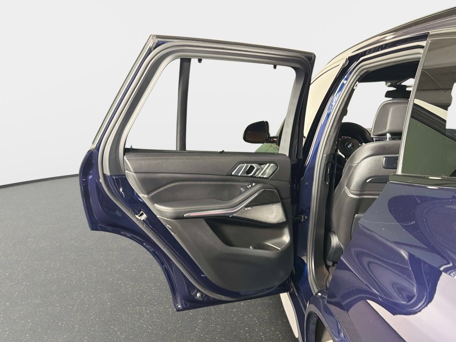 Used 2021 BMW X5 M50i w/ Executive Package image 29