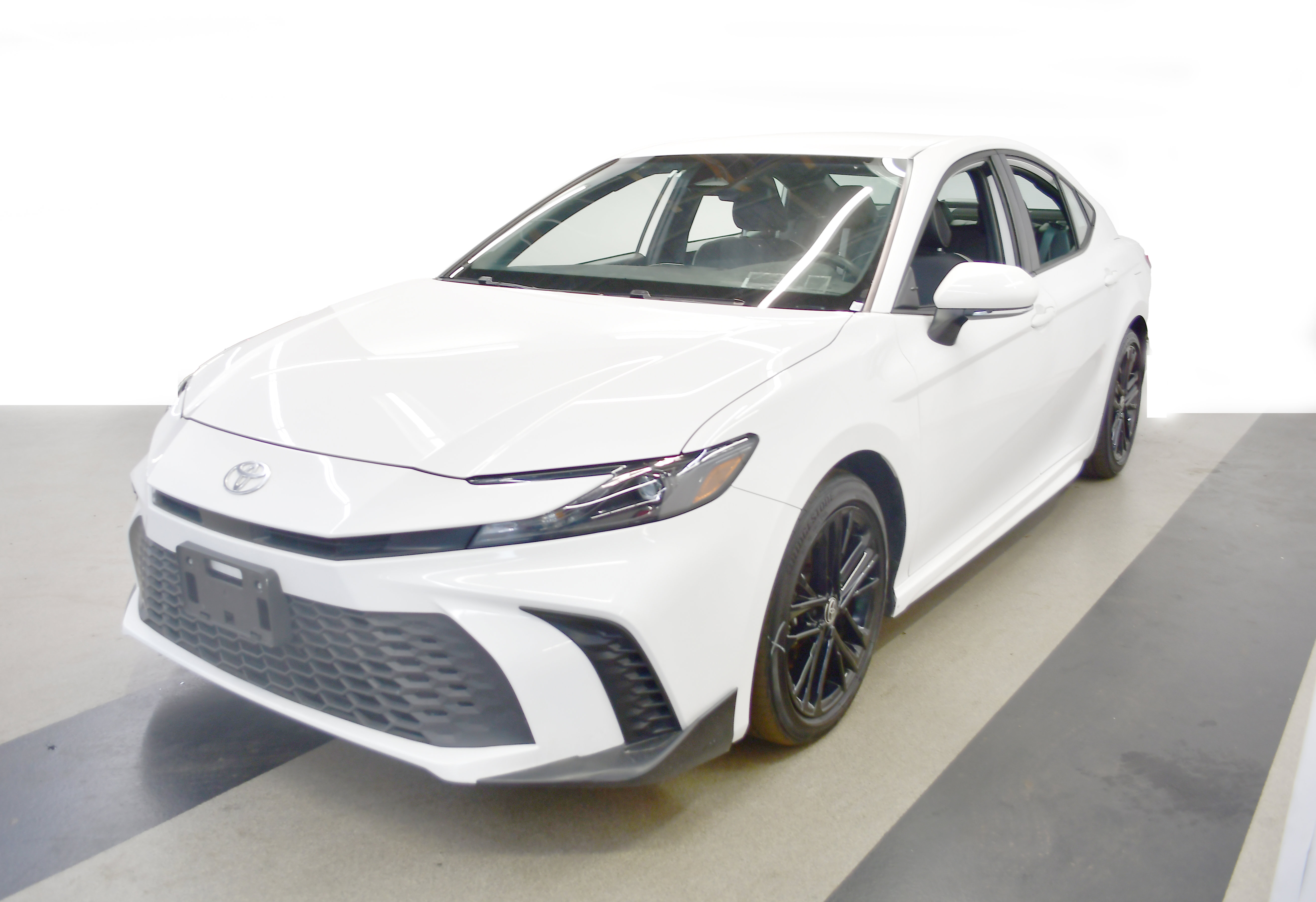 Used 2025 Toyota Camry SE FWD image 4