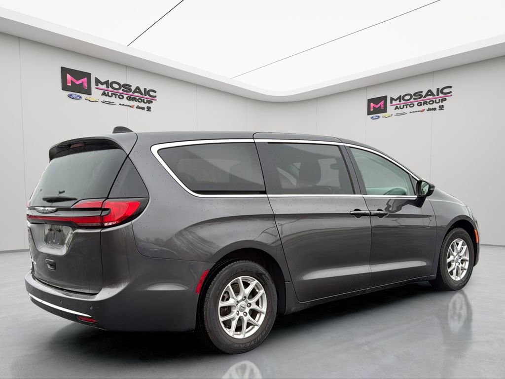 Used 2023 Chrysler Pacifica Touring-L FWD image 3