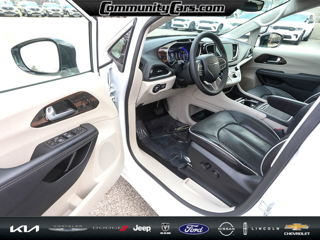 Used 2024 Chrysler Pacifica Limited image 11