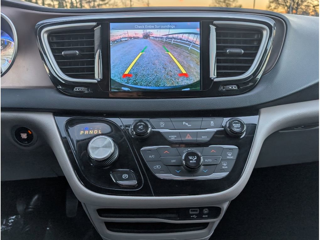 Used 2017 Chrysler Pacifica Touring-L image 24