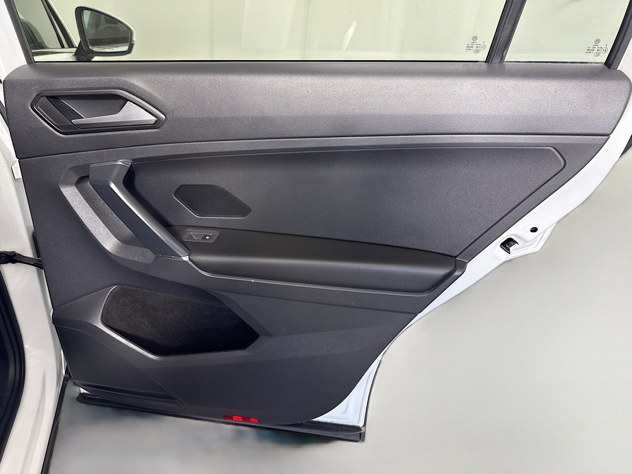 Used 2018 Volkswagen Tiguan SEL Premium image 28