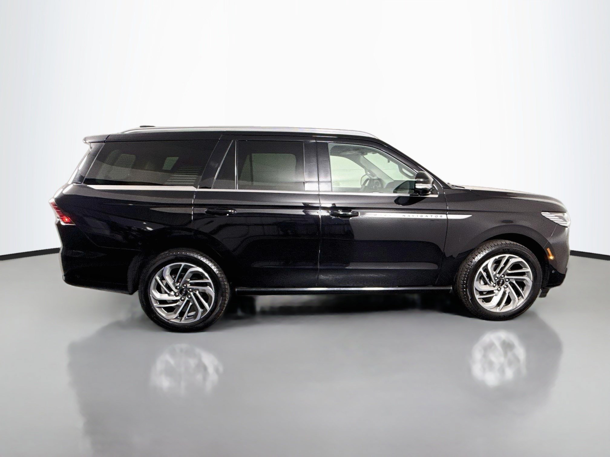 Used 2025 Lincoln Navigator Reserve AWD/4WD image 11