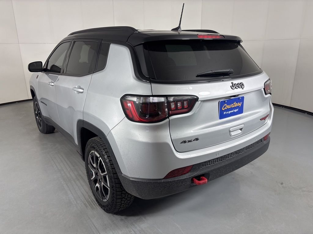 Used 2025 Jeep Compass Trailhawk AWD/4WD image 6