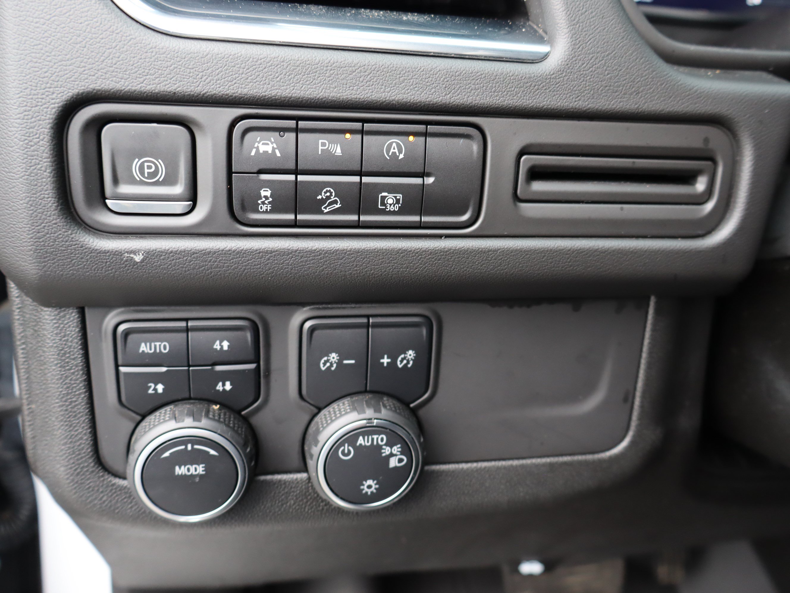 Used 2023 Chevrolet Tahoe Z71 w/ Luxury Package AWD/4WD image 21
