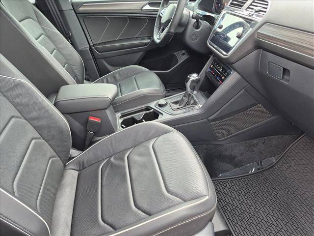 Used 2023 Volkswagen Tiguan SEL R-Line AWD/4WD image 19