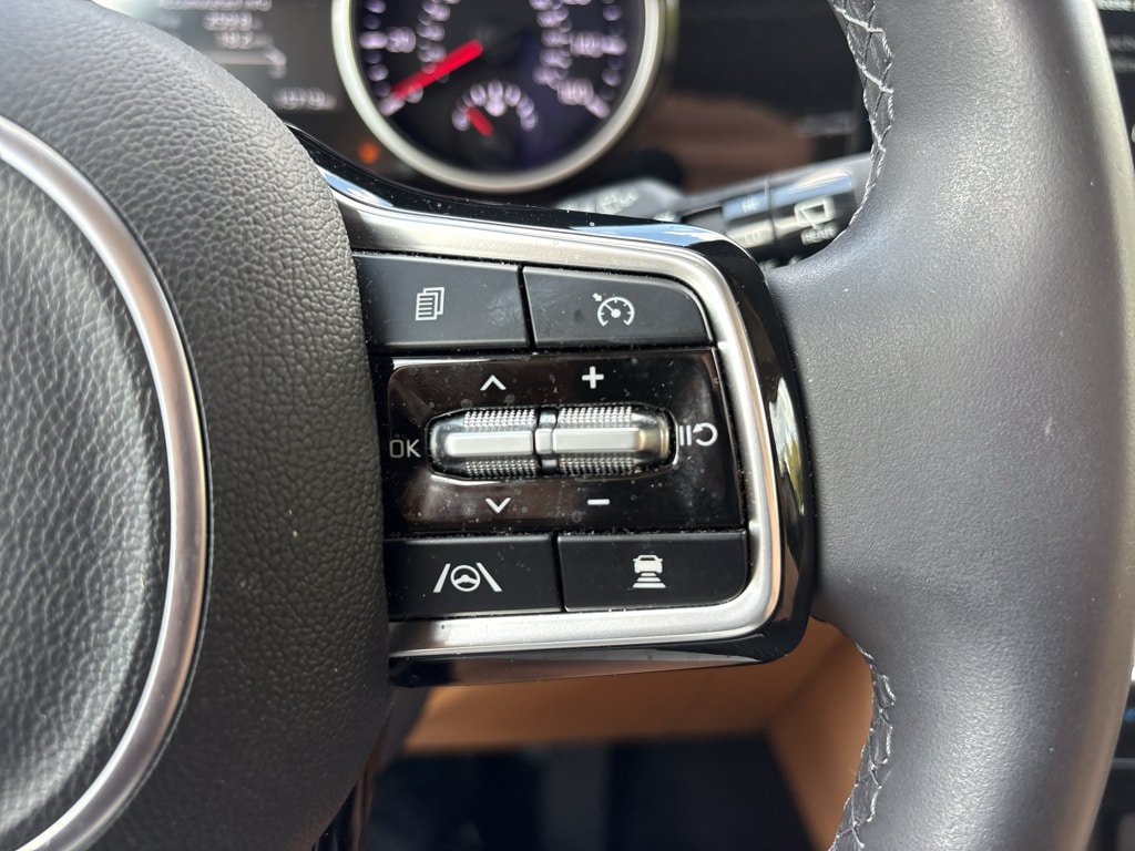 Used 2024 Kia Carnival EX FWD image 33
