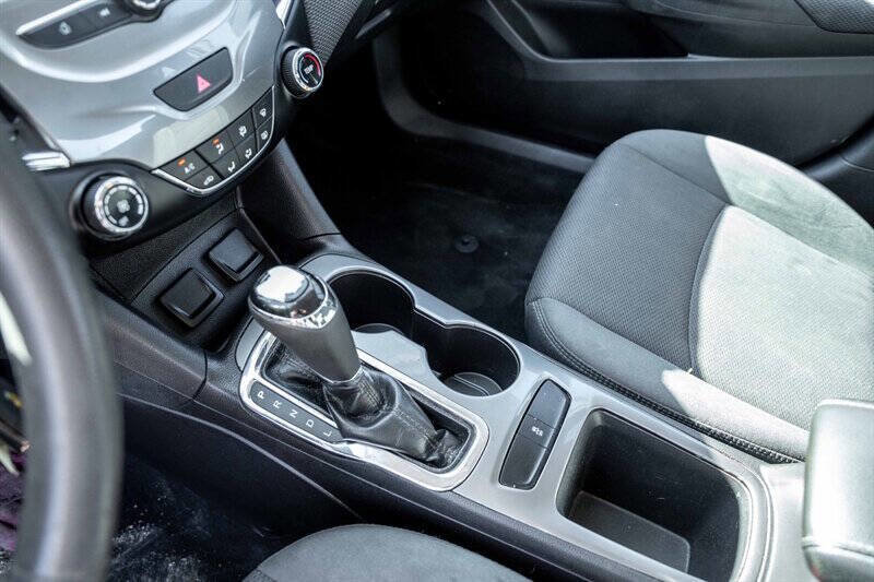 Used 2017 Chevrolet Cruze LT image 14