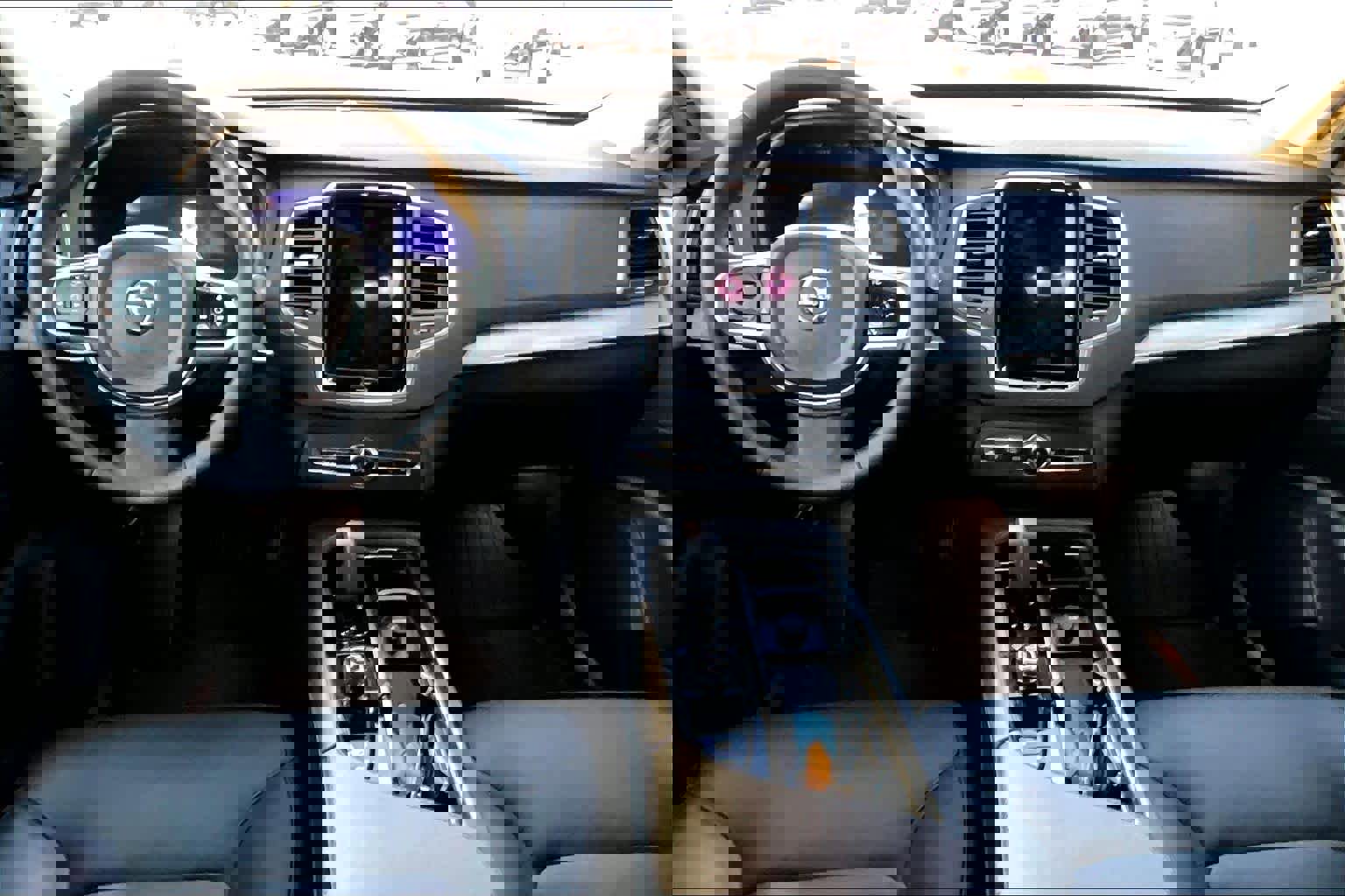 Used 2024 Volvo XC90 B5 Core w/ Protection Package Premier image 14