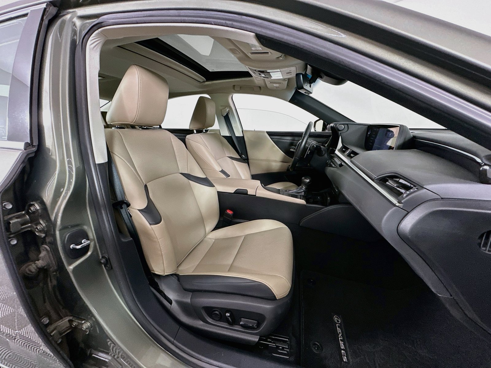 Used 2020 Lexus ES 300h w/ Premium Package FWD image 29