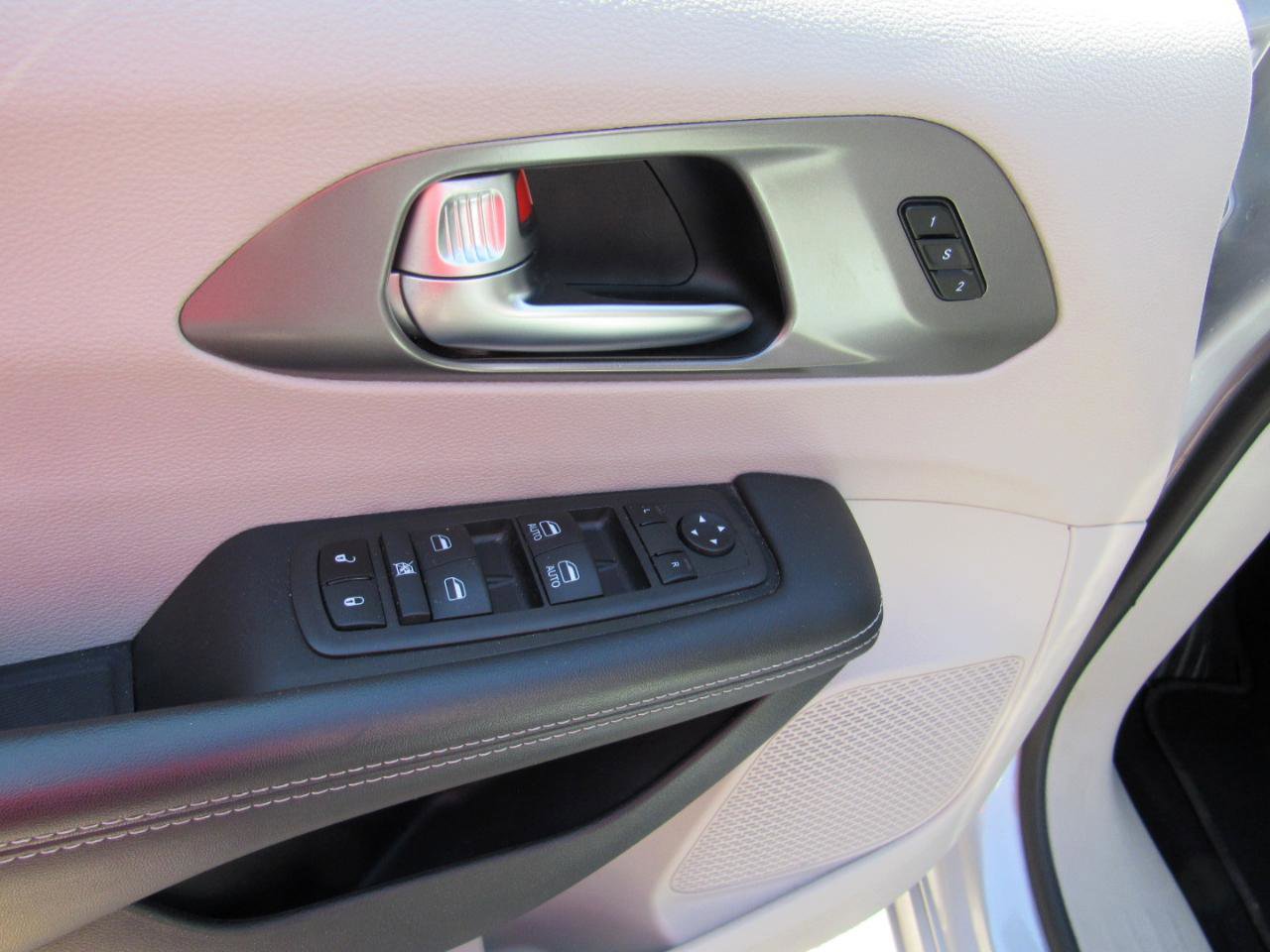 Used 2024 Chrysler Pacifica Touring-L FWD image 13