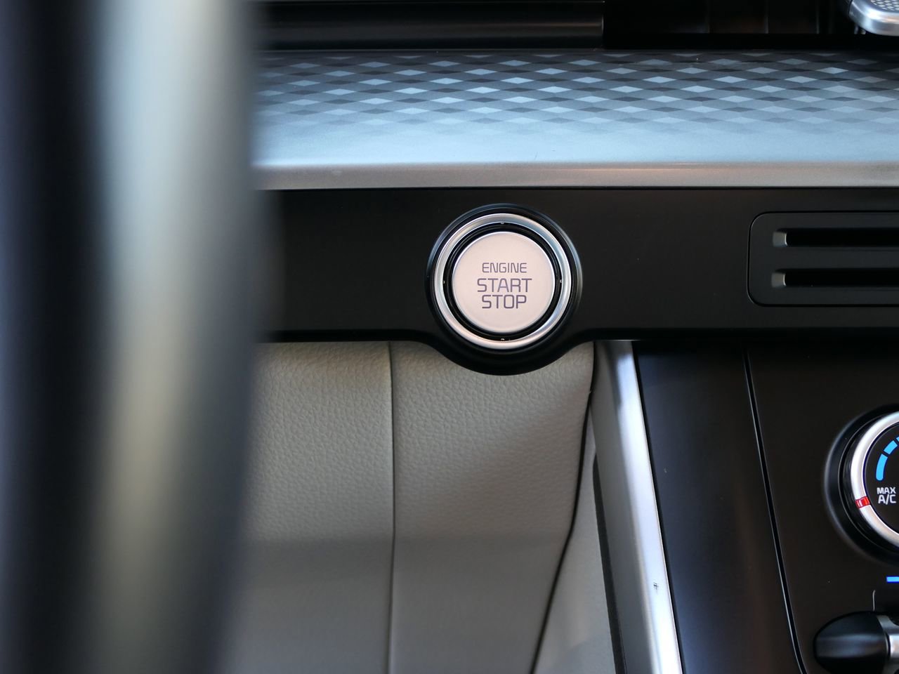 Used 2023 Kia Carnival LX image 16