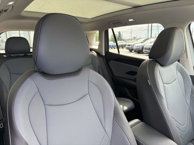 Used 2025 Volkswagen Tiguan SE AWD/4WD image 33
