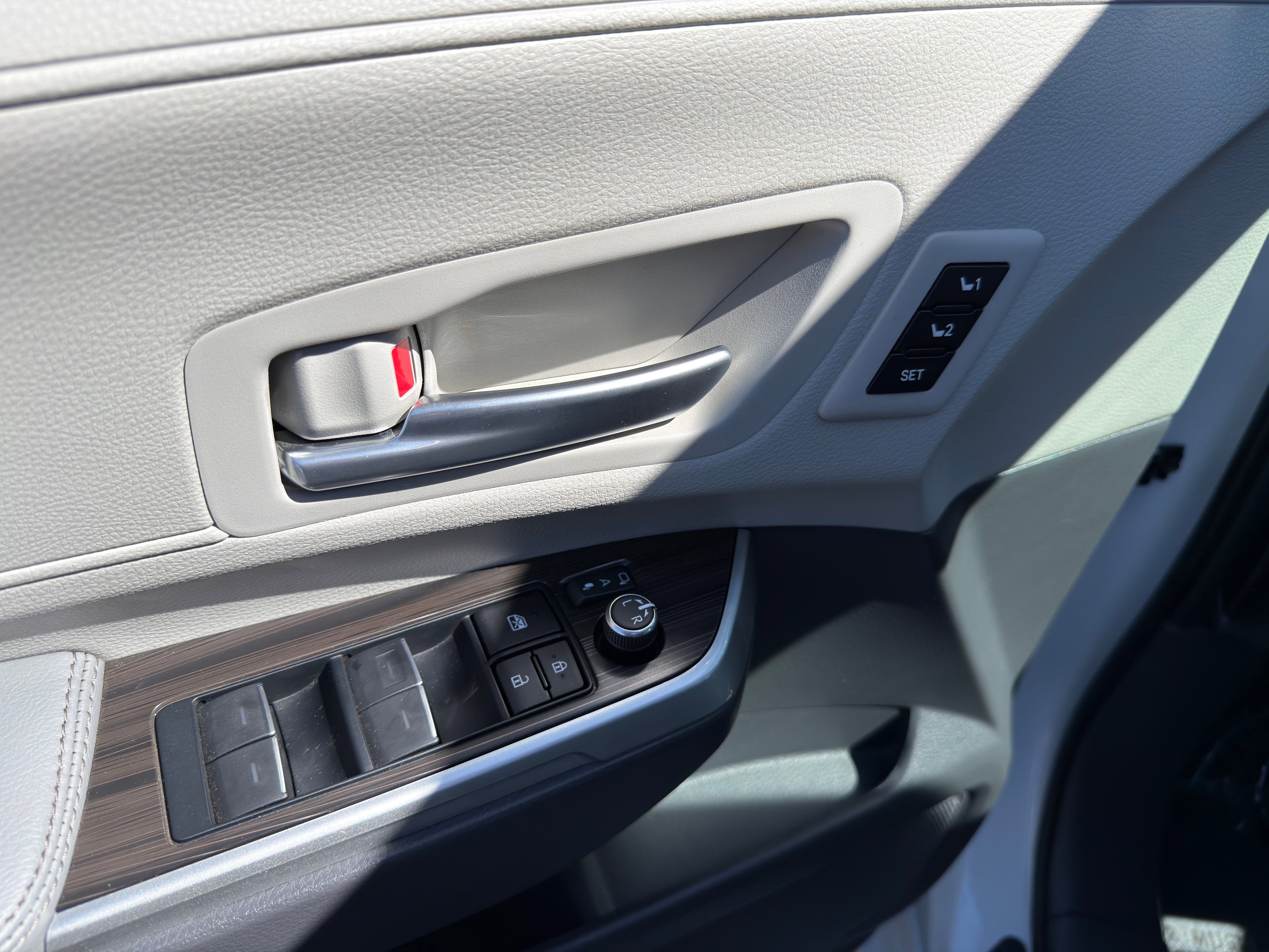 Used 2023 Toyota Sienna Limited image 27