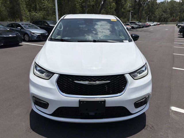 Used 2024 Chrysler Pacifica Touring-L FWD image 6