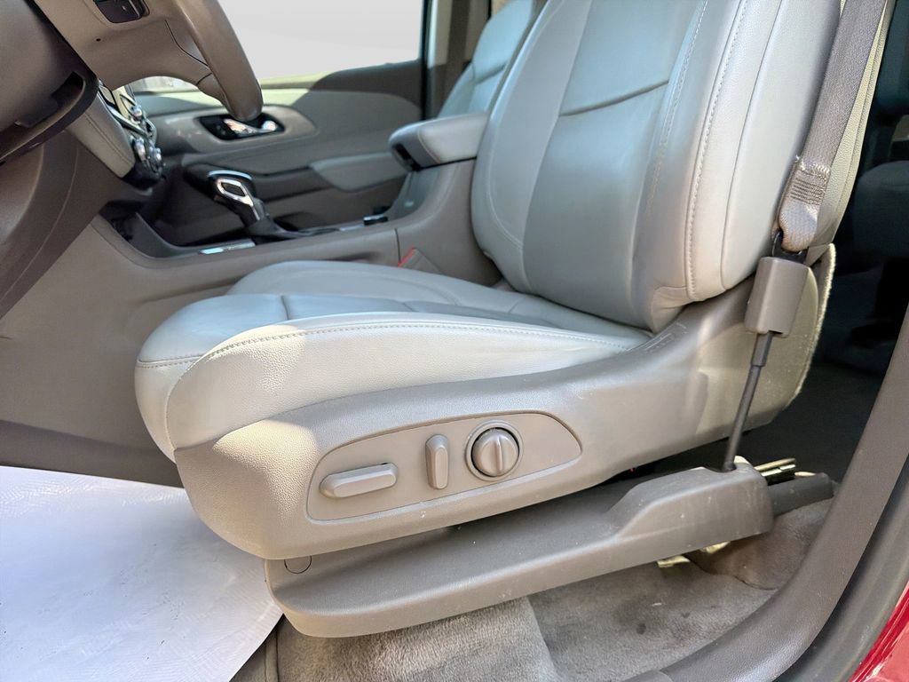 Used 2021 Chevrolet Traverse LT image 16