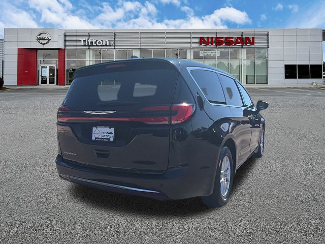 Used 2023 Chrysler Pacifica Touring-L FWD image 7