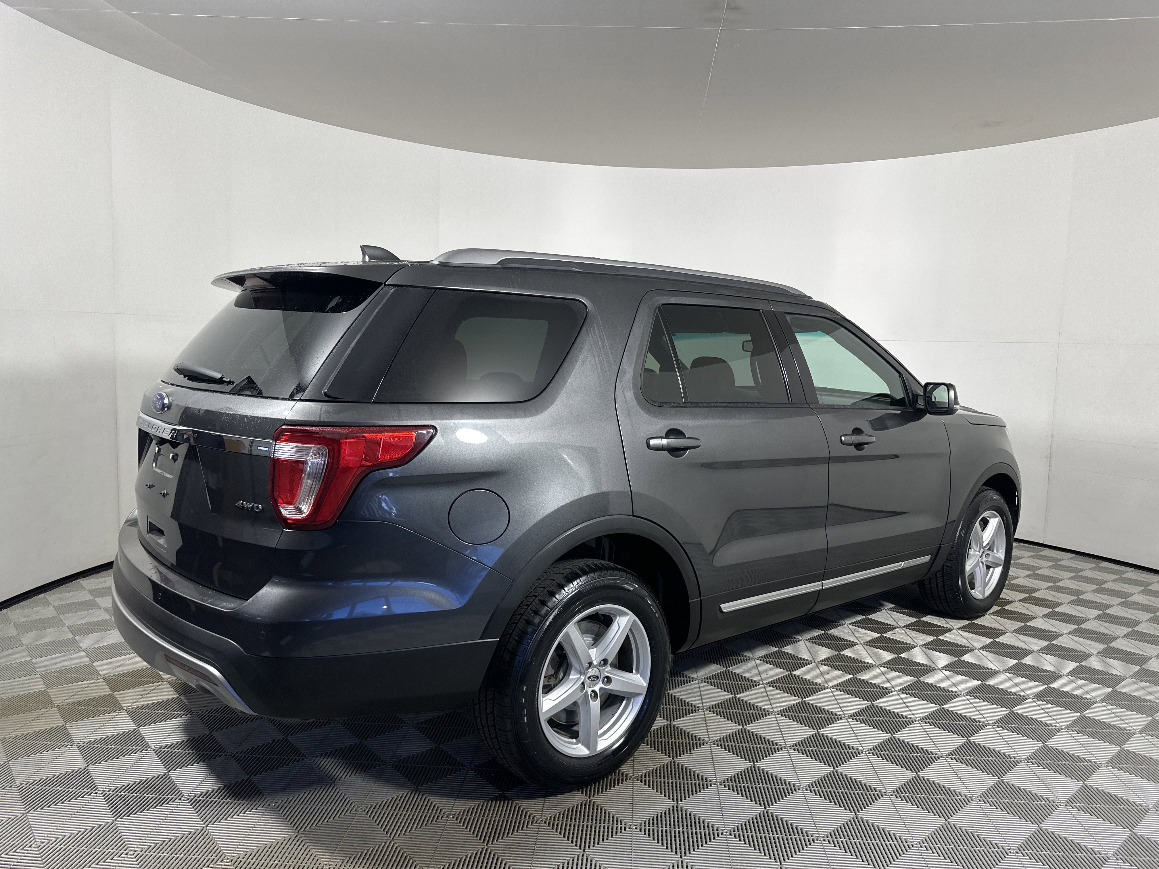 Used 2016 Ford Explorer XLT w/ Equipment Group 201A image 7