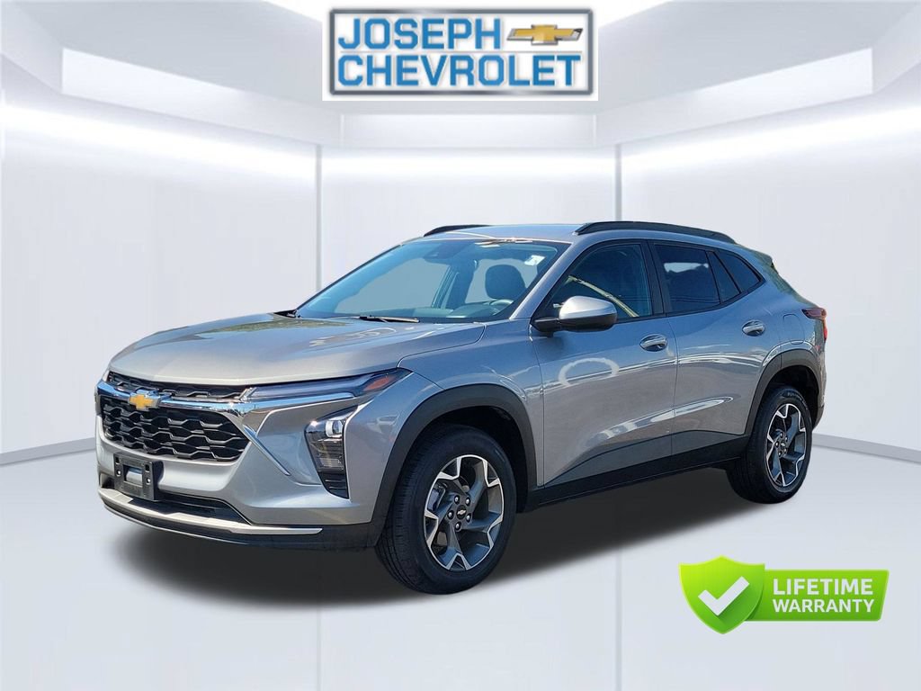 Used 2025 Chevrolet Trax LT FWD image 2