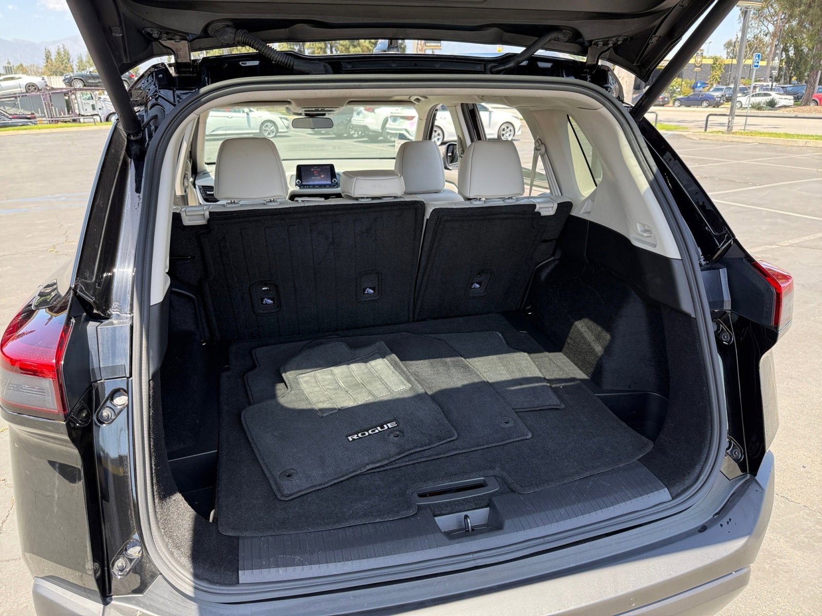 Used 2023 Nissan Rogue SV w/ SV Premium B Package image 22