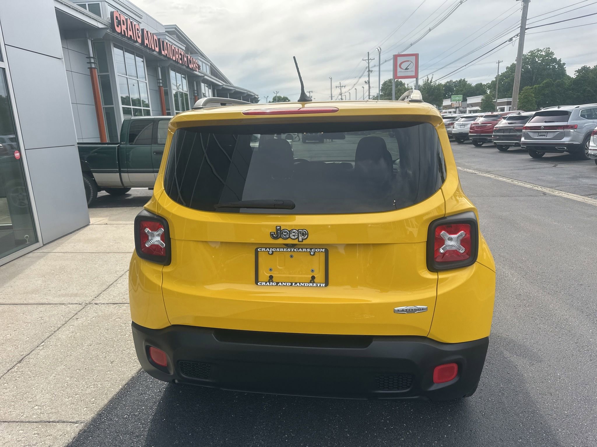 Used 2017 Jeep Renegade Latitude w/ Cold Weather Group FWD image 4