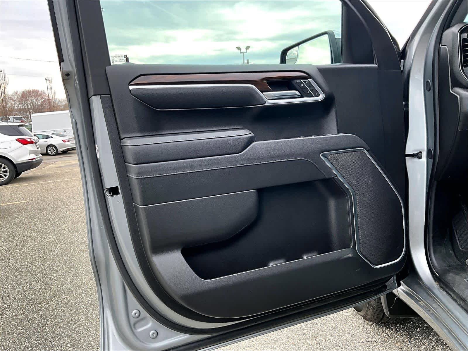 Used 2025 GMC Sierra 1500 SLT AWD/4WD image 9