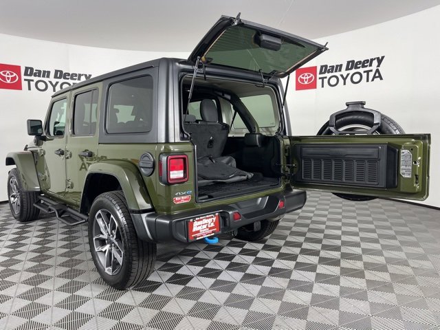 Used 2024 Jeep Wrangler Unlimited image 17