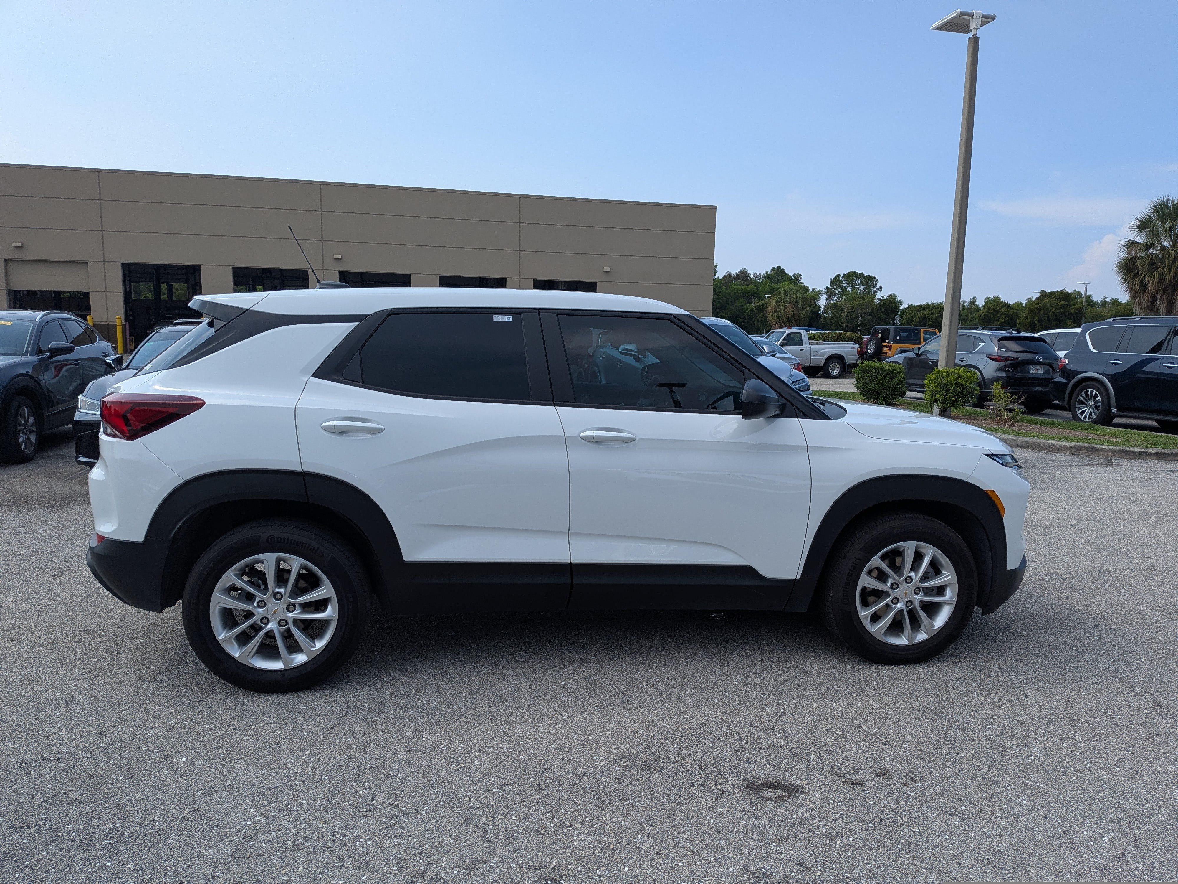 Used 2025 Chevrolet TrailBlazer LS w/ LS Convenience Package FWD image 3