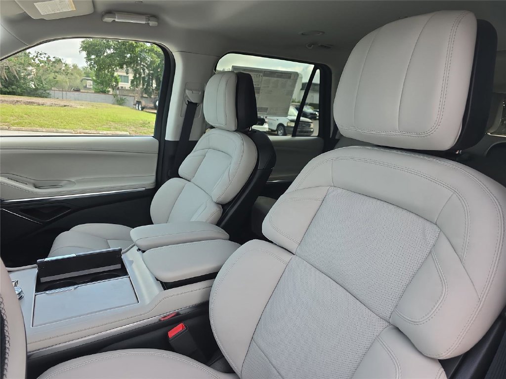 New 2026 Lincoln Navigator Premiere AWD/4WD image 16
